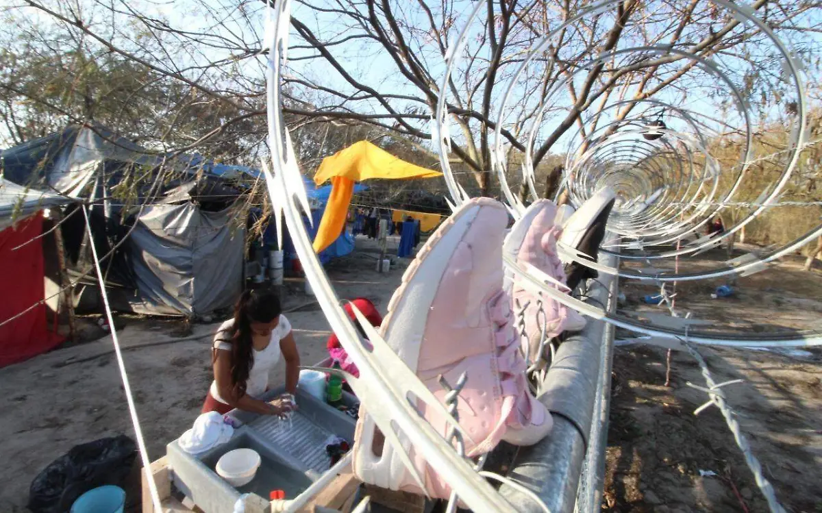 Migrantes varados en campamento en Matamoros 